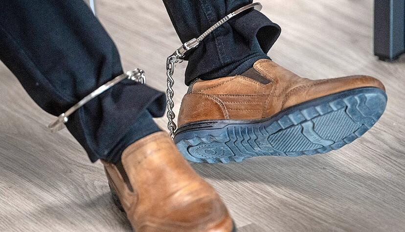 Wie ist der richtige Umgang mit einem Straftäter, der darüber hinaus alkohol- oder drogenabhängig ist? Zwei Experten erörtern Vor- und Nachteile.
Foto: dpa Wie ist der richtige Umgang mit einem Straftäter, der darüber hinaus alkohol- oder drogenabhängig ist? Zwei Experten erörtern Vor- und Nachteile.
Foto: dpa