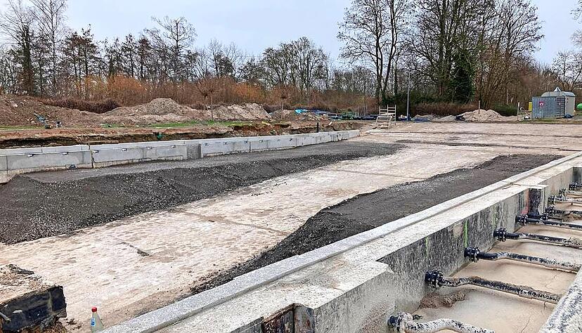 Im vergangenen Winter war das Wellenbecken eine Baustelle. Kurz darauf wurde ein Zelt aufgestellt, um schneller weiterarbeiten zu können. Im vergangenen Winter war das Wellenbecken eine Baustelle. Kurz darauf wurde ein Zelt aufgestellt, um schneller weiterarbeiten zu können.