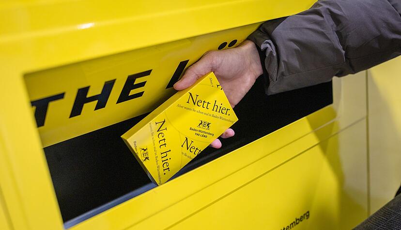 Eigentlich eher analog gedacht und auf Z&uuml;gen verbreitet, fuhr der Slogan zun&auml;chst &uuml;ber die Gleise durchs Land, bevor er als Aufkleber viral in die Welt zog.