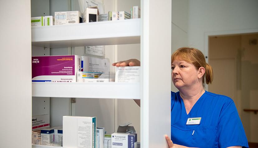 Der Arbeitsalltag ist geprägt von Grundpflege, medizinischen Aufgaben wie Wundversorgung und Medikamentenvergabe sowie Dokumentation und Teamgesprächen. Der Arbeitsalltag ist geprägt von Grundpflege, medizinischen Aufgaben wie Wundversorgung und Medikamentenvergabe sowie Dokumentation und Teamgesprächen.