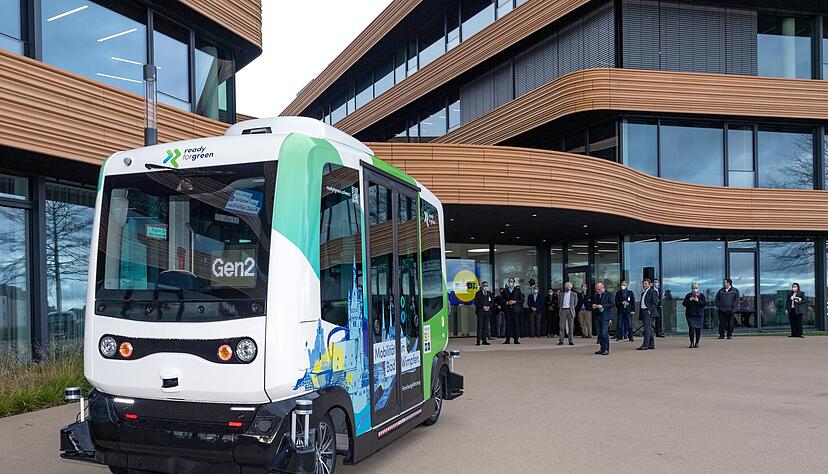 Auf dem Vorplatz der Lidl Deutschland Zentrale in Bad Wimpfen enthüllte die Schwarz-Gruppe Ende 2021 erstmals das autonome Shuttle.
Foto: Archiv/Berger