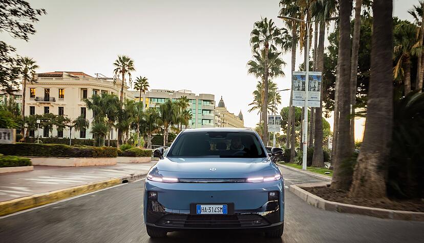 Der Start ist gemacht - und bis zur n&auml;chsten Ladestation darf es bei maximal 434 Kilometer auch zumindest ein Weilchen dauern.