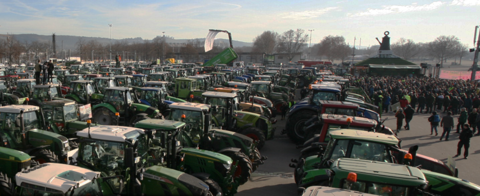 Der Cannstatter Wasen füllt sich am Vormittag. Einige Landwirte stecken mit ihren Fahrzeugen noch im Verkehr fest.