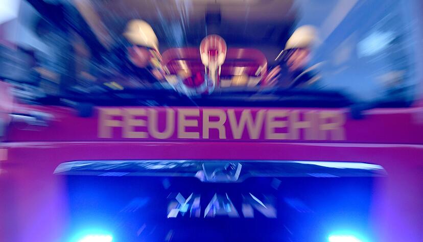 Ein Fu&szlig;g&auml;nger wird in Reutlingen bei einem Feuerwehreinsatz lebensgef&auml;hrlich verletzt. (Symbolbild)