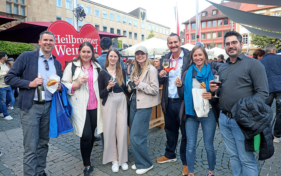 In Gesellschaft genießen die Besucher des Heilbronner Weindorfs eine der vielen Sorten Wein, Secco und Sekt.