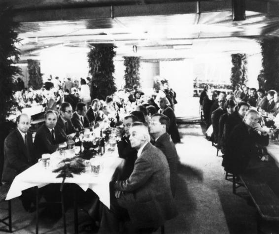 1979: Bei Maultaschen, Heißluft und Reden feiert man Richtfest in der vierten Heilbronner Unterführung. Die 8,5 Millionen teure und 1830 Quadratmeter große Allee-Einzelhandelstiefpassage soll im Frühjahr 1980 termingerecht in Betrieb genommen werden. 1979: Bei Maultaschen, Heißluft und Reden feiert man Richtfest in der vierten Heilbronner Unterführung. Die 8,5 Millionen teure und 1830 Quadratmeter große Allee-Einzelhandelstiefpassage soll im Frühjahr 1980 termingerecht in Betrieb genommen werden.