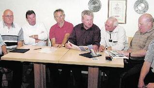 Hatten viel Gespr&auml;chsstoff beim Treff der ehemaligen SVS-Kicker: (von links) Helmut Leidig, Kurt Pfl&uuml;ger, Erich Tro&szlig;bach, Manfred Hutt, Herbert R&uuml;ckert, Horst Schellmann, Wolfgang Teumer, Peter Pfoser. (Foto: Josef Staudinger)