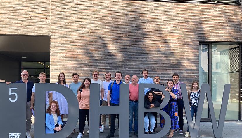 Ziehen ein Fazit und schauen sich den Bildungscampus an: Studenten des Studiengangs BWL-Food Management und Unternehmer der Öko-Branche.
Foto: Simon Gajer Ziehen ein Fazit und schauen sich den Bildungscampus an: Studenten des Studiengangs BWL-Food Management und Unternehmer der Öko-Branche.
Foto: Simon Gajer