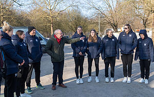 Ansprache vom Chef: Rolf H&auml;rdtner (Vierter von links) verabschiedet die Mannschaft vor der Abfahrt zu fast jedem Ausw&auml;rtsspiel pers&ouml;nlich.