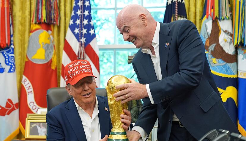Donald Trump (l) und Gianni Infantino verstehen sich bestens. (Archivbild)