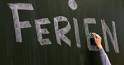 ARCHIV - 29.01.2016, Brandenburg, Kleinmachnow: ILLUSTRATION - Das Wort "Ferien" wird mit Kreide auf einer Tafel in einer Schule geschrieben.

In einigen Bundesländern sollen die Weihnachtsferien früher beginnen. Foto: Ralf Hirschberger/dpa-Zentralbild/dpa - Honorarfrei nur für Bezieher des Dienstes dpa-Nachrichten für Kinder +++ dpa-Nachrichten für Kinder +++