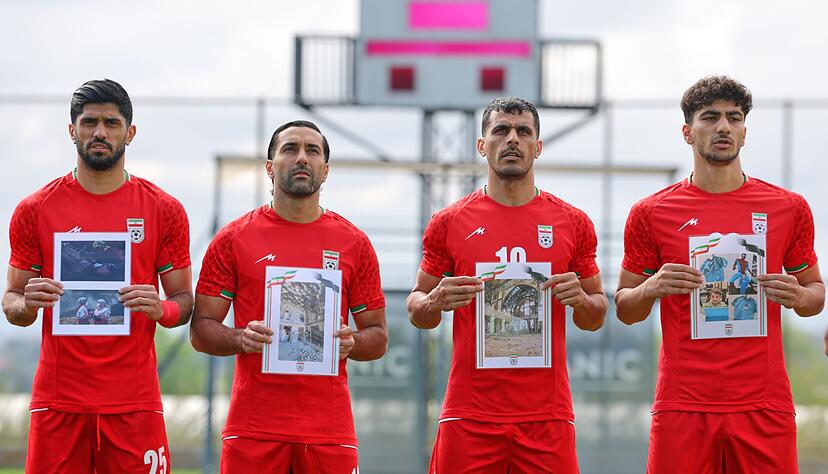 Iranische Nationalspieler zeigen Bilder von Kindern, die bei einem Angriff der USA und Israels auf den Iran get&ouml;tet worden sein sollen. (Archivbild)