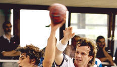 Michael Hau setzt sich durch. So energisch wie hier im Testspiel wollen die Horkheimer auch im DHB-Pokal gegen den TV Nieder-Olm agieren.Foto: Andreas Veigel