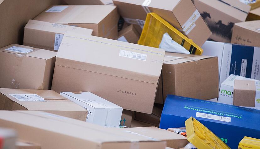 Bisher wissen die Verbraucher nicht, wie viel Gramm CO2 pro Paket durchschnittlich ausgestoßen werden. Die Deutsche Post fordert nun, dass sich das ändert. Bisher wissen die Verbraucher nicht, wie viel Gramm CO2 pro Paket durchschnittlich ausgestoßen werden. Die Deutsche Post fordert nun, dass sich das ändert.