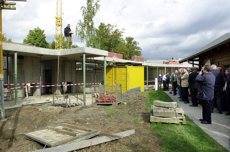 September 2001: Richtfest der Saunalandschaft.
