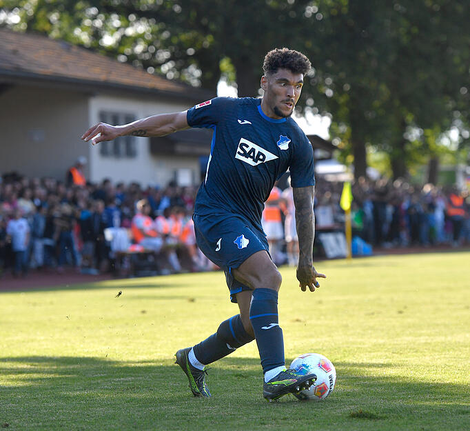 TSG-Stars live in Lauffen – das Traumspiel sorgt für unvergessliche Fußballmomente. TSG-Stars live in Lauffen – das Traumspiel sorgt für unvergessliche Fußballmomente.