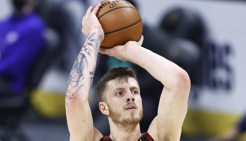 Isaiah Hartenstein (55) von den Cleveland Cavaliers setzt zum Wurf an.