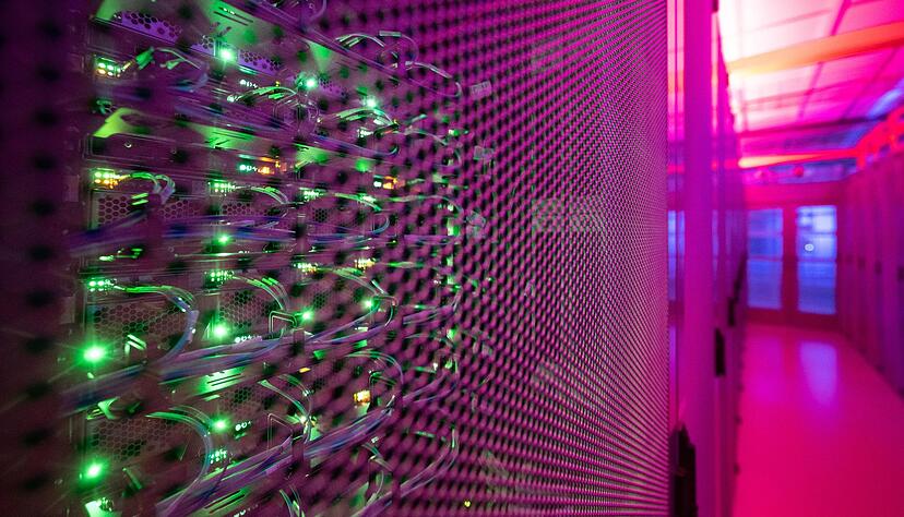 LEDs leuchten in einem Serverschrank in einem Rechenzentrum. LEDs leuchten in einem Serverschrank in einem Rechenzentrum.