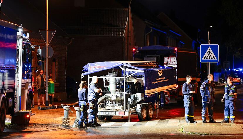 Auch in Erftstadt im Rhein-Erft-Kreis gab es zahlreiche Einsätze für die Rettungskräfte. Auch in Erftstadt im Rhein-Erft-Kreis gab es zahlreiche Einsätze für die Rettungskräfte.