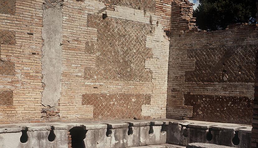 Die alten R&ouml;mer sa&szlig;en oft Schulter an Schulter, um ihr Gesch&auml;ft zu verrichten. (Archivbild)