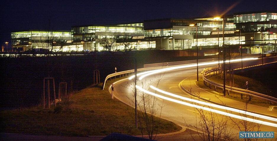 Bei Dunkelheit, hier im März 2004, wird durch die helle Beleuchtung deutlich, wie viele Menschen hier künftig arbeiten werden. Bei Dunkelheit, hier im März 2004, wird durch die helle Beleuchtung deutlich, wie viele Menschen hier künftig arbeiten werden.