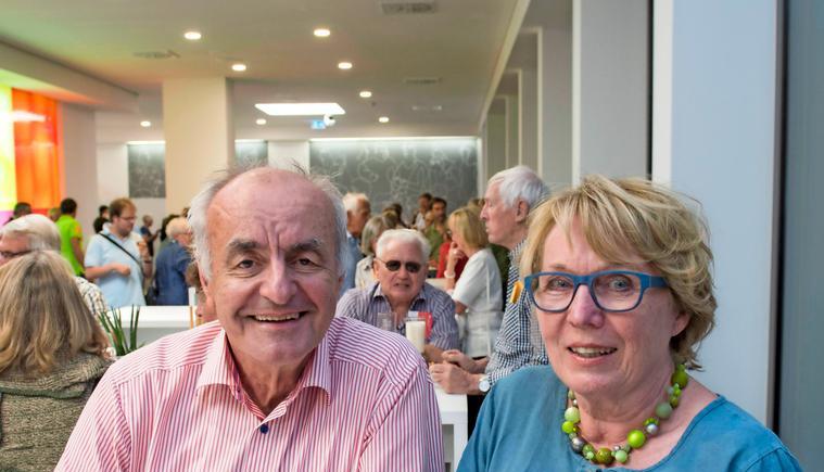 Helmut und Rosemarie Meyer erfrischen sich in der Kreissparkasse. Helmut und Rosemarie Meyer erfrischen sich in der Kreissparkasse.