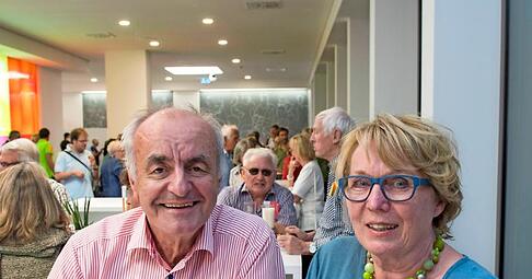 Helmut und Rosemarie Meyer erfrischen sich in der Kreissparkasse.