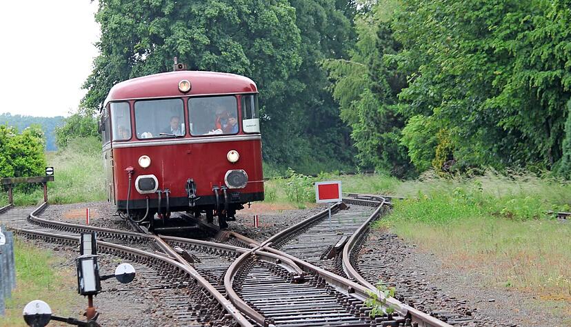 Bisher befährt wenige Monate im Jahr eine Ausflugsbahn die Strecke der Krebsbachtalbahn. Jetzt geht es um die Reaktivierung für den Personennahverkehr.
Foto: Archiv/Simon Gajer