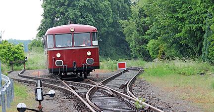 Bisher befährt wenige Monate im Jahr eine Ausflugsbahn die Strecke der Krebsbachtalbahn. Jetzt geht es um die Reaktivierung für den Personennahverkehr.
Foto: Archiv/Simon Gajer