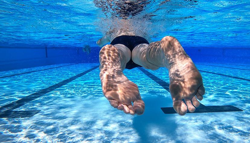 Ein Schwimmer schwimmt durch das Becken im Freibad Hiddesen. Im vergangenen Jahr starben in Deutschland nach DLRG-Angaben deutlich mehr Menschen bei Badeunfällen.