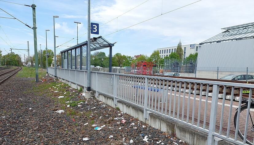 Wilder Müll findet sich am Gleisbett des Öhringer Hauptbahnhofes.