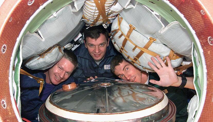Die russischen Kosmonauten Juri Gidsenko (M) und Sergej Krikaljow (r) und der amerikanische Astronaut William Shepherd (l) posieren vor dem Abflug in der Sojus TM31-Rakete. (Archivbild) Die russischen Kosmonauten Juri Gidsenko (M) und Sergej Krikaljow (r) und der amerikanische Astronaut William Shepherd (l) posieren vor dem Abflug in der Sojus TM31-Rakete. (Archivbild)