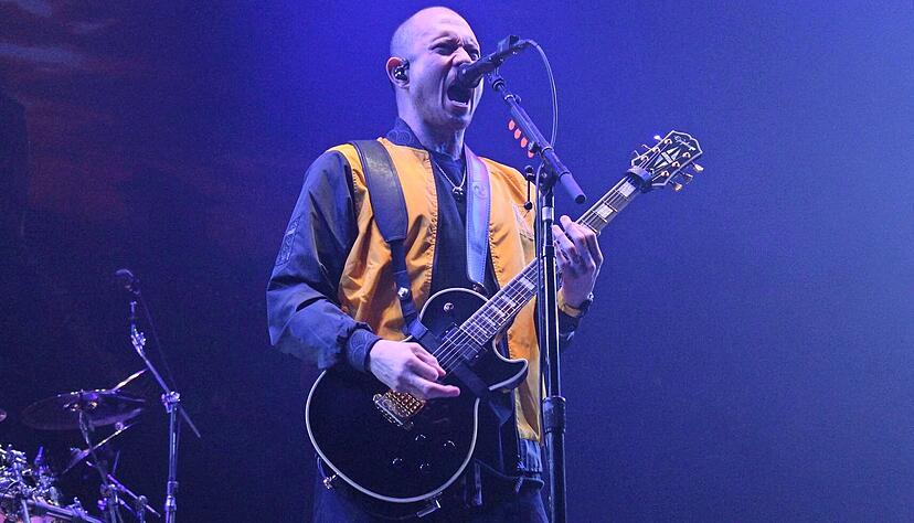 Metal aus Orlando: Von Sekunde eins an steht die US-amerikanische Band Trivium auf dem Gaspedal. Sänger Matthew Heafy feuert das Publikum immer wieder an und testet gleichzeitig seine Deutschkenntnisse. Metal aus Orlando: Von Sekunde eins an steht die US-amerikanische Band Trivium auf dem Gaspedal. Sänger Matthew Heafy feuert das Publikum immer wieder an und testet gleichzeitig seine Deutschkenntnisse.