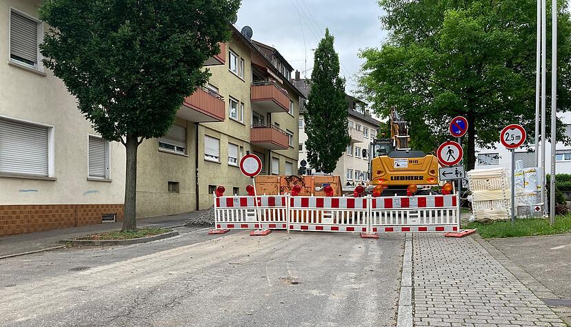 In der Rosenbergstraße wir eine neue Fernwärmeleitung verlegt. Wegen der Bauarbeiten ist ein Teil der Straße vollgesperrt.
