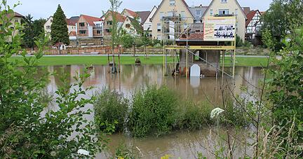 Unter Wasser: Das Gartenhäuschen, das die Kraichgaumeister sanieren.