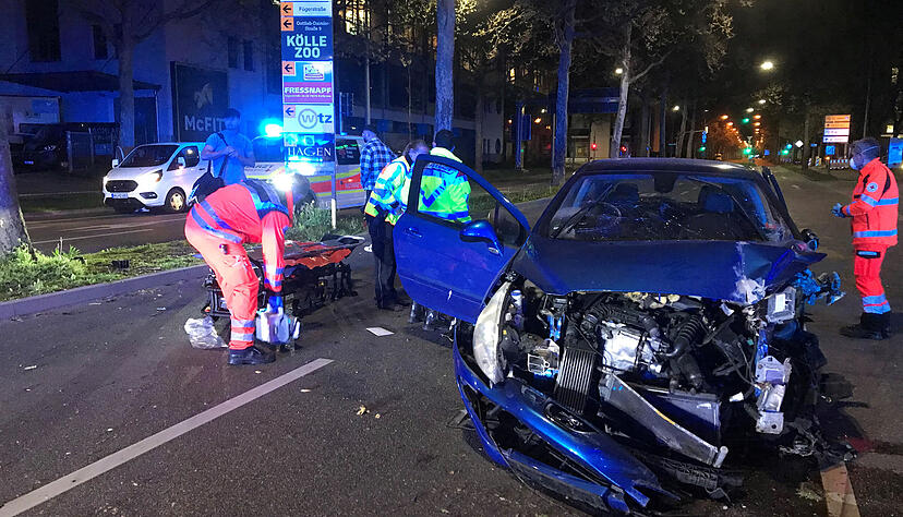 Zwei Verletzte und ein Totalschaden sind die Bilanz eines Unfalls in der Nacht auf Dienstag (19. April). Zwei Verletzte und ein Totalschaden sind die Bilanz eines Unfalls in der Nacht auf Dienstag (19. April).