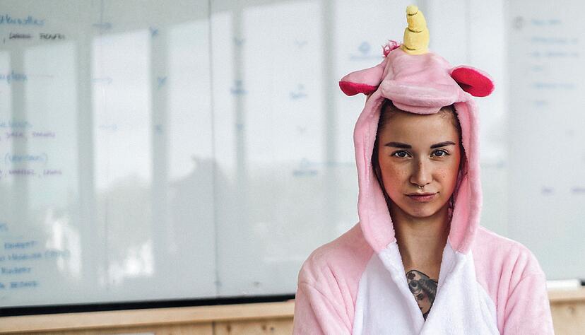 Kollegin Einhorn, bitte &uuml;bernehmen Sie! Der Chef darf bei berechtigtem Interesse ein Kost&uuml;m anordnen.