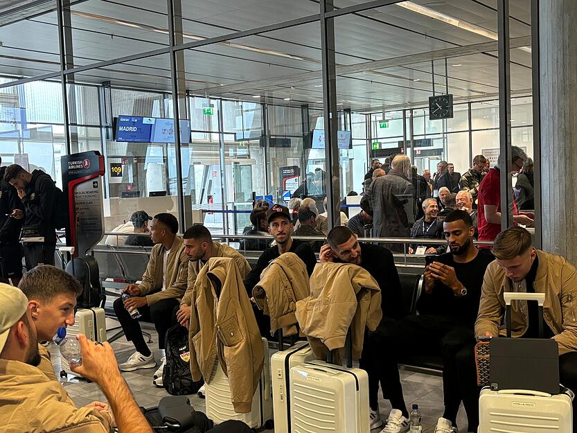 Am Flughafen warteten die Spieler des VfB Stuttgart auf den Abflug. Am Flughafen warteten die Spieler des VfB Stuttgart auf den Abflug.