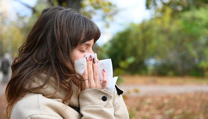 Wer niesen muss, sollte sich von anderen Personen abwenden und ein Taschentuch oder die Armbeuge vor Mund und Nase halten (Symbolbild). Wer niesen muss, sollte sich von anderen Personen abwenden und ein Taschentuch oder die Armbeuge vor Mund und Nase halten (Symbolbild).
