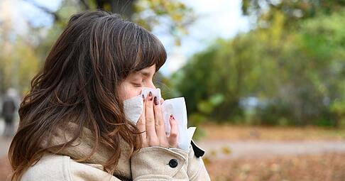 Wer niesen muss, sollte sich von anderen Personen abwenden und ein Taschentuch oder die Armbeuge vor Mund und Nase halten (Symbolbild). Wer niesen muss, sollte sich von anderen Personen abwenden und ein Taschentuch oder die Armbeuge vor Mund und Nase halten (Symbolbild).