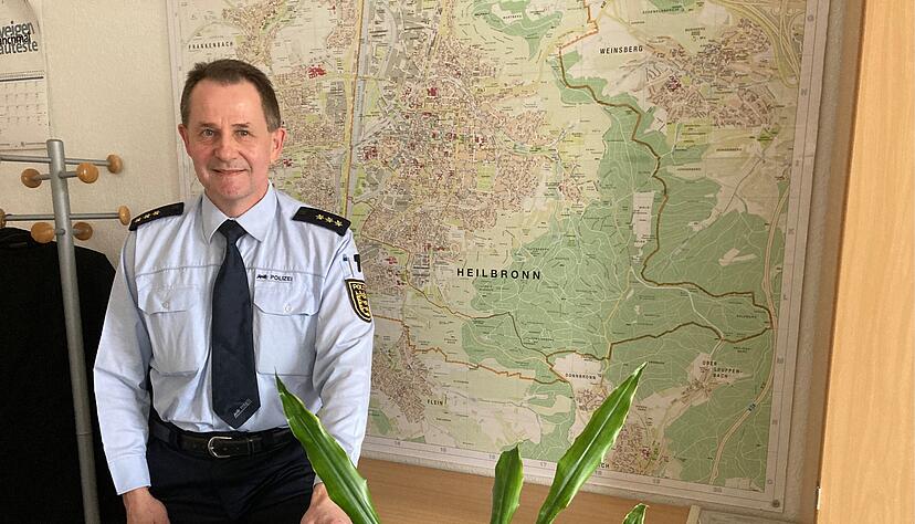 Er räumt sein Büro und wird die Verantwortung für Personal und Einsätze los: Thomas Nürnberger geht nach 43 Jahren bei der Polizei in den Ruhestand. Der Nachfolger steht noch nicht fest.
Foto: Heike Kinkopf Er räumt sein Büro und wird die Verantwortung für Personal und Einsätze los: Thomas Nürnberger geht nach 43 Jahren bei der Polizei in den Ruhestand. Der Nachfolger steht noch nicht fest.
Foto: Heike Kinkopf