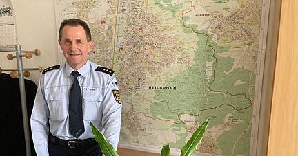Er räumt sein Büro und wird die Verantwortung für Personal und Einsätze los: Thomas Nürnberger geht nach 43 Jahren bei der Polizei in den Ruhestand. Der Nachfolger steht noch nicht fest.
Foto: Heike Kinkopf