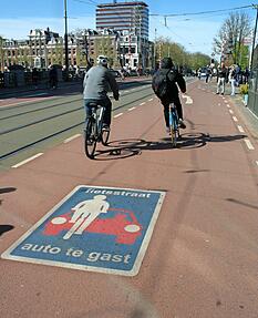 "Autos sind zu Gast", steht auf dieser Straße in Amsterdam geschrieben. "Autos sind zu Gast", steht auf dieser Straße in Amsterdam geschrieben.