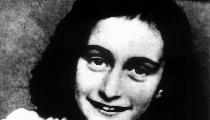 Das jüdische Mädchen Anne Frank wurde durch ihre Tagebuchaufzeichnungen bekannt, die sie im Versteck ihrer Familie vor den Nazis schrieb. Sie starb später im KZ Bergen-Belsen.