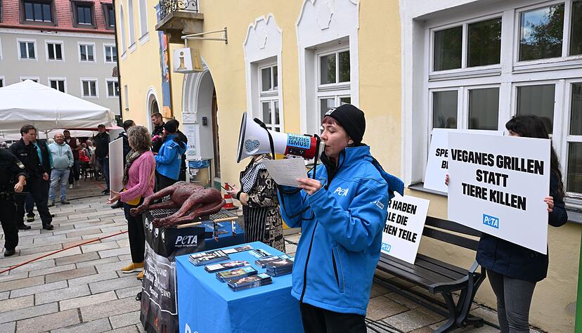 «Veganes Grillen statt Tiere killen»: Peta-Protest in Viechtach.