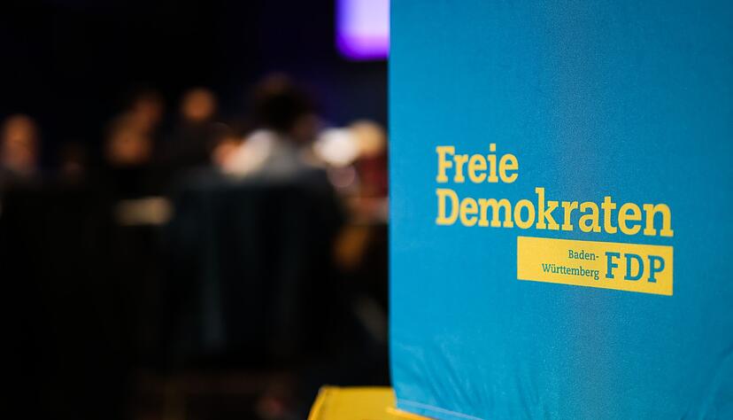 Das Logo der FDP Baden-W&uuml;rttemberg ist w&auml;hrend des Landeshauptausschusses der FDP Baden-W&uuml;rttemberg auf einem Sitzw&uuml;rfel zu sehen.