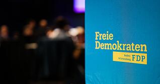 Das Logo der FDP Baden-W&uuml;rttemberg ist w&auml;hrend des Landeshauptausschusses der FDP Baden-W&uuml;rttemberg auf einem Sitzw&uuml;rfel zu sehen.