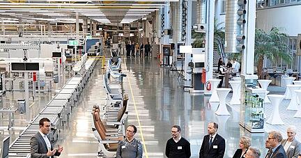 Mit rund 100 G&auml;sten weihte Recaro-Gesch&auml;ftsf&uuml;hrer Mark Hiller (vierter von links) die neue Endmontage am Stammsitz Schw&auml;bisch Hall ein.