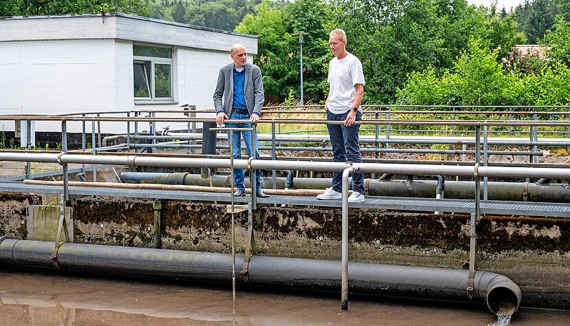 Bürgermeister Timo Wolf (links) und Johannes Geist in Neulautern. Bisher hat die Kläranlage nur ein Absetz- und ein Nachklärbecken.
Foto: Christiana Kunz