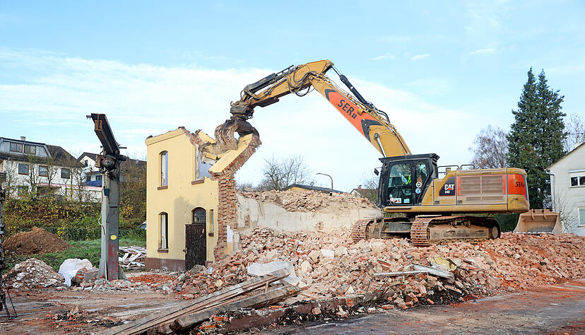 Diese Woche wurde das Geb&auml;ude komplett abgerissen. Es folgt eine aufwendige Bodensanierung.